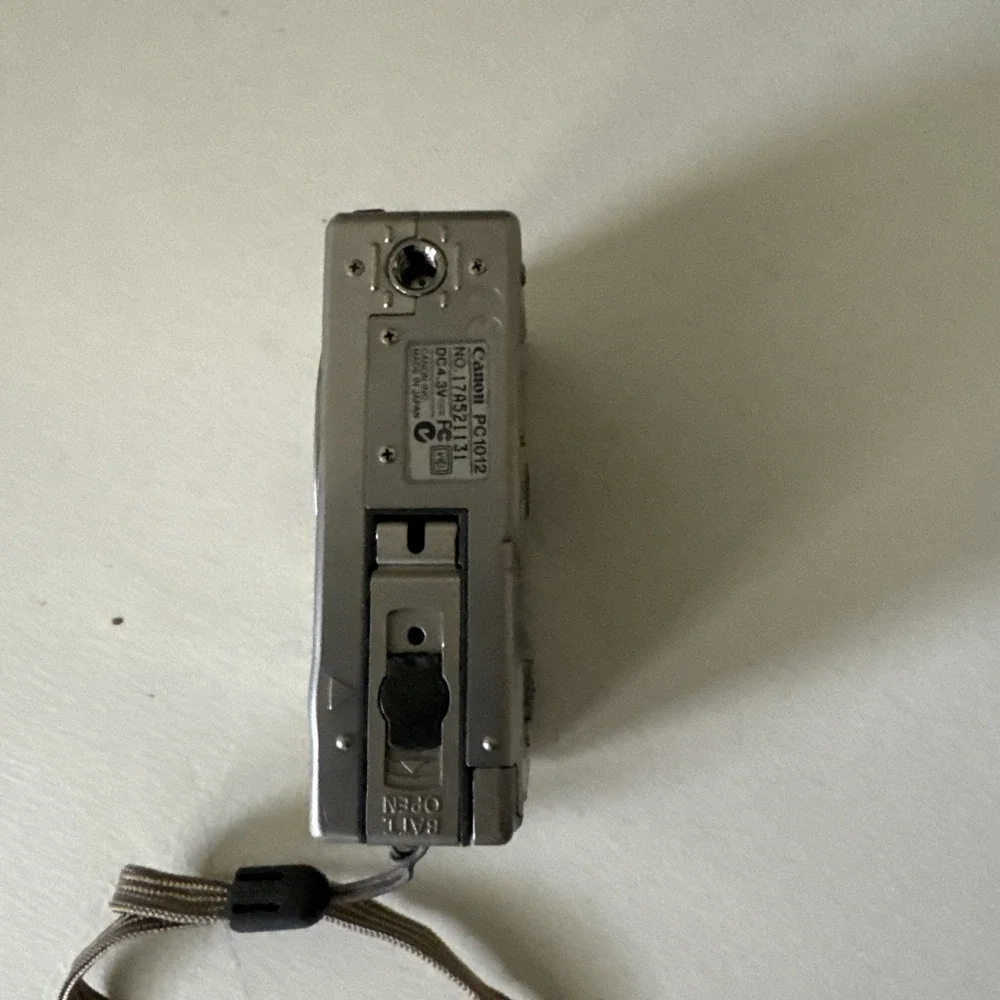 Vtg Canon PowerShot S110 Digital ELPH Camera 2.1MP 2X Zoom Silver Untested